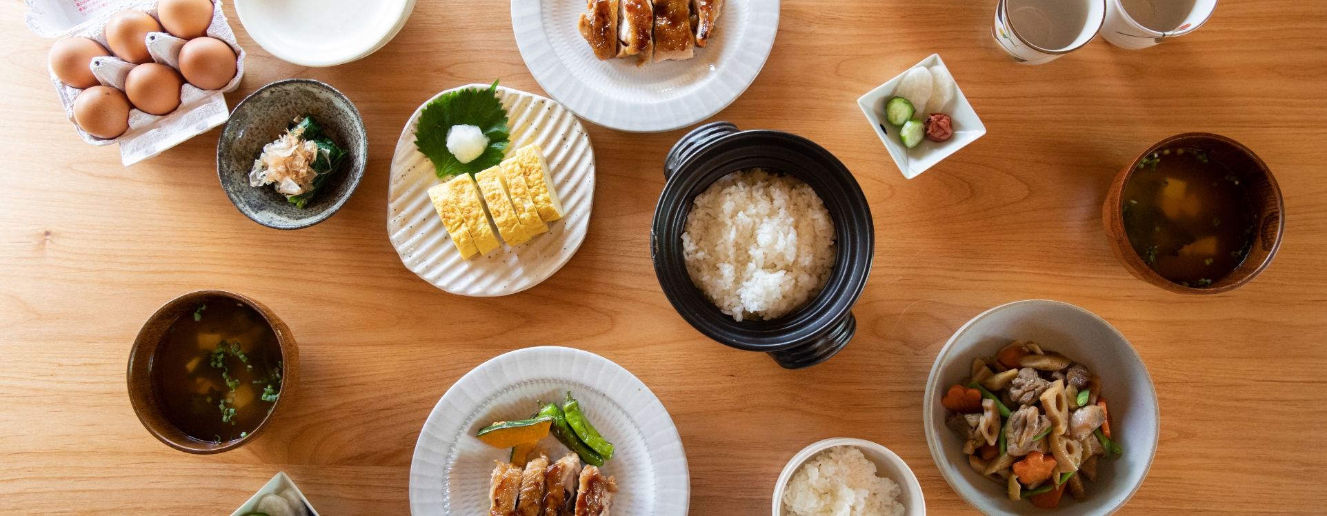 画像：テーブルに並べられた秋川牧園の料理