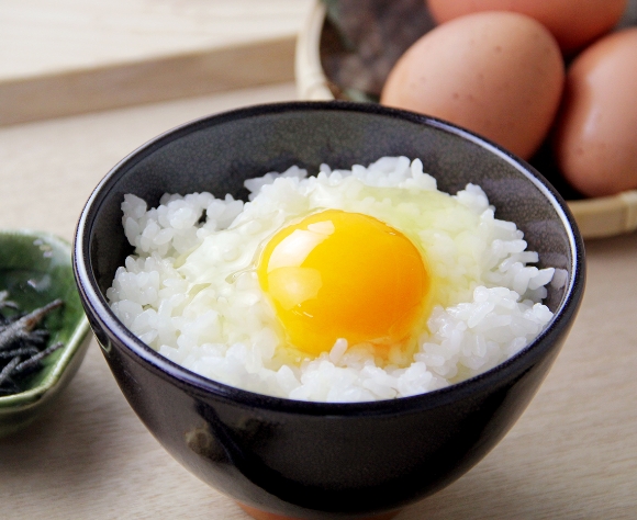 画像：椀に盛られた卵ご飯