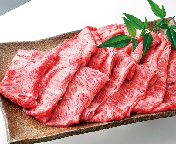 画像：目のあらい更に盛られた赤身の肉