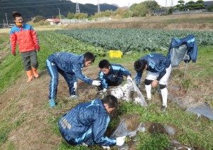 高川学園サッカー部が農業体験に訪れました 秋川牧園